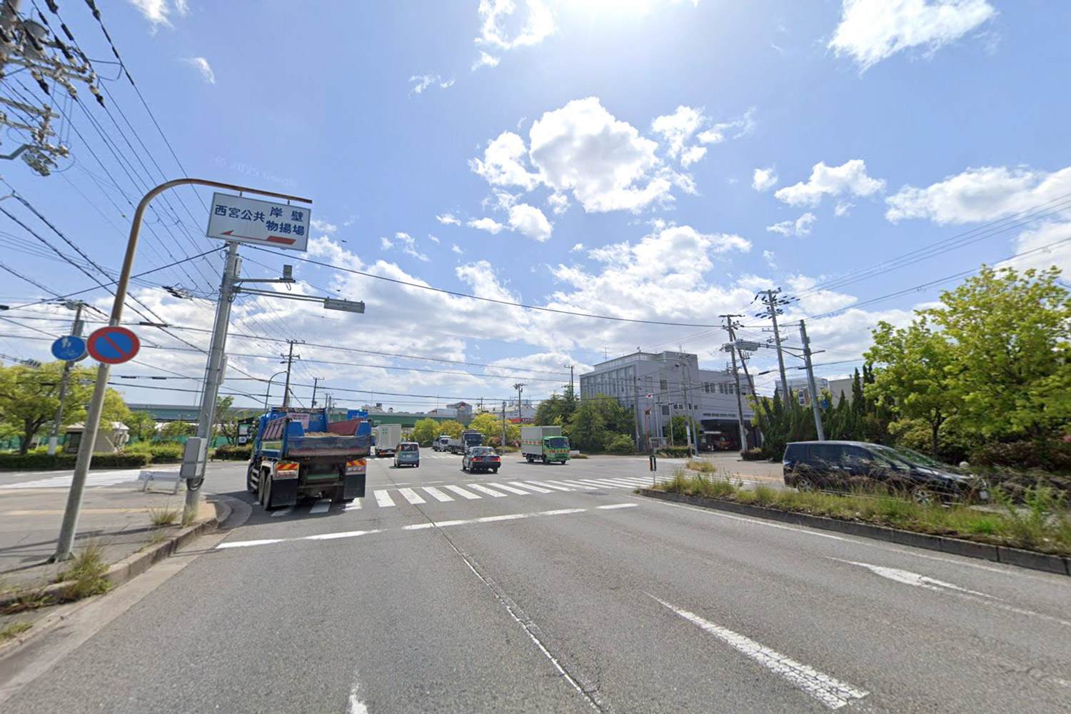 橋を渡り終えた最初の信号